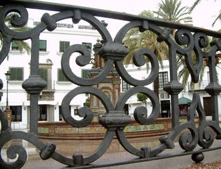 Die Weien Drfer im Hinterland sind unbedingt sehenswert, wie hier Vejer mit einem schnen Brunnen auf der Plaza Espana