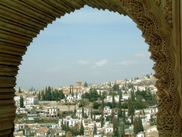 Das alte maurische Albaicn-Viertel - ebenfalls Weltkulturerbe - blickt mit seinen weissgetnchten Husern auf die Alhambra