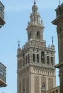 Auch das frhliche Sevilla kann mit zwei Weltkulturerbesttten aufwarten: der Kathedrale mit dem Giralda-Turm und den Knigspalsten im Mudjar-Stil