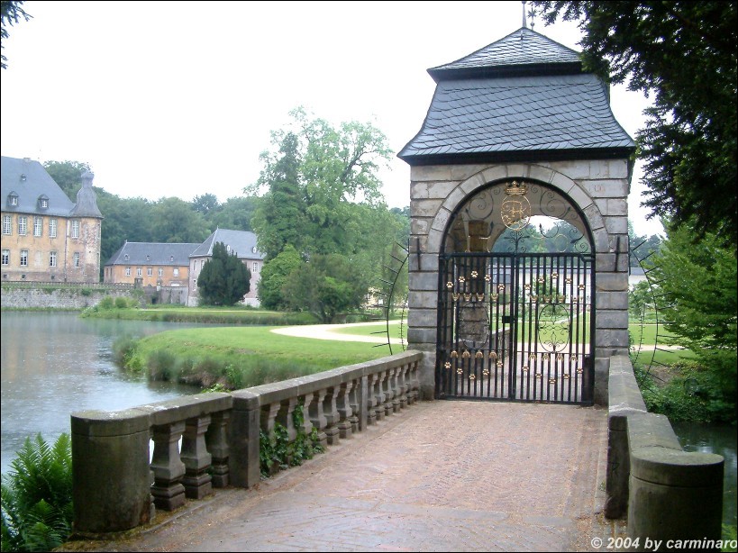 Ein Schmuckstck ist die Barockbrcke mit ihrem hbschen Portal