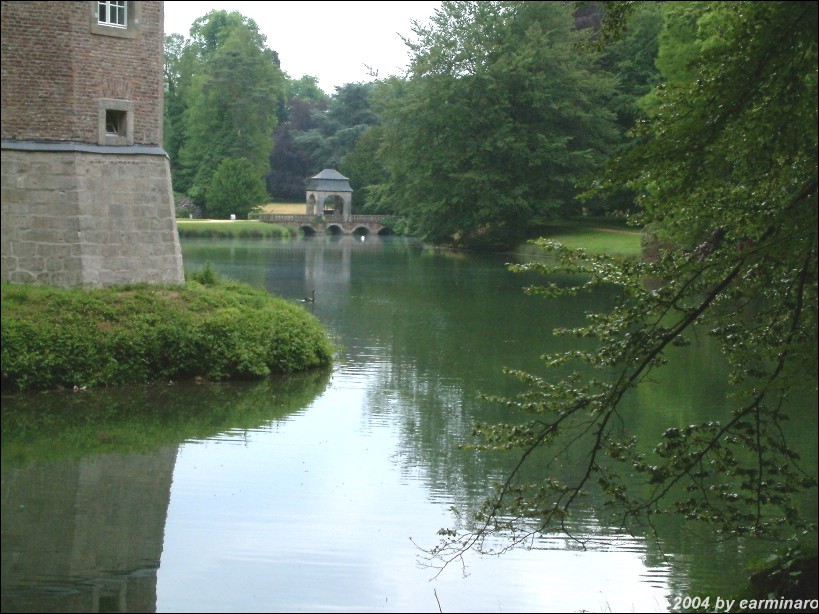 Blick ber den Wassergraben auf die Barockbrcke